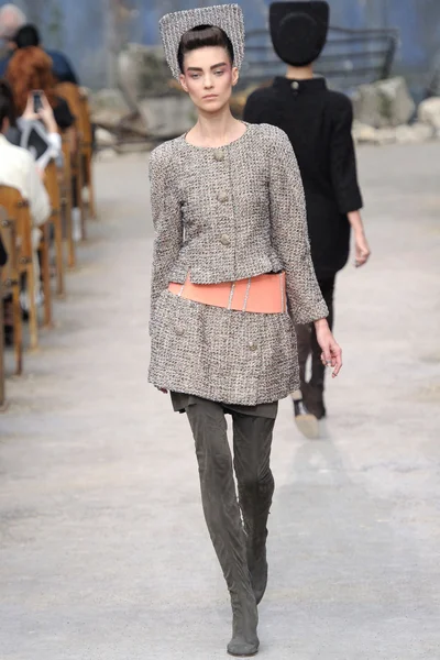Look 10